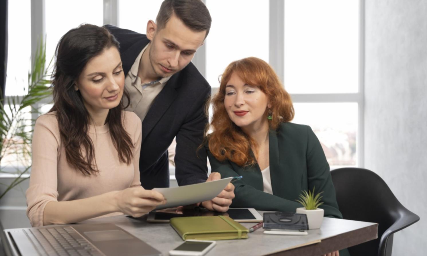 Finanzielle Übersicht mit Diagrammen und Berechnungen