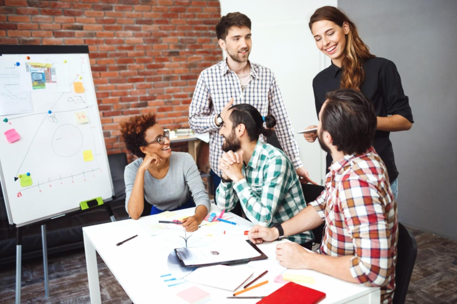 Arbeitsunterlagen und Laptop beim Finanzworkshop