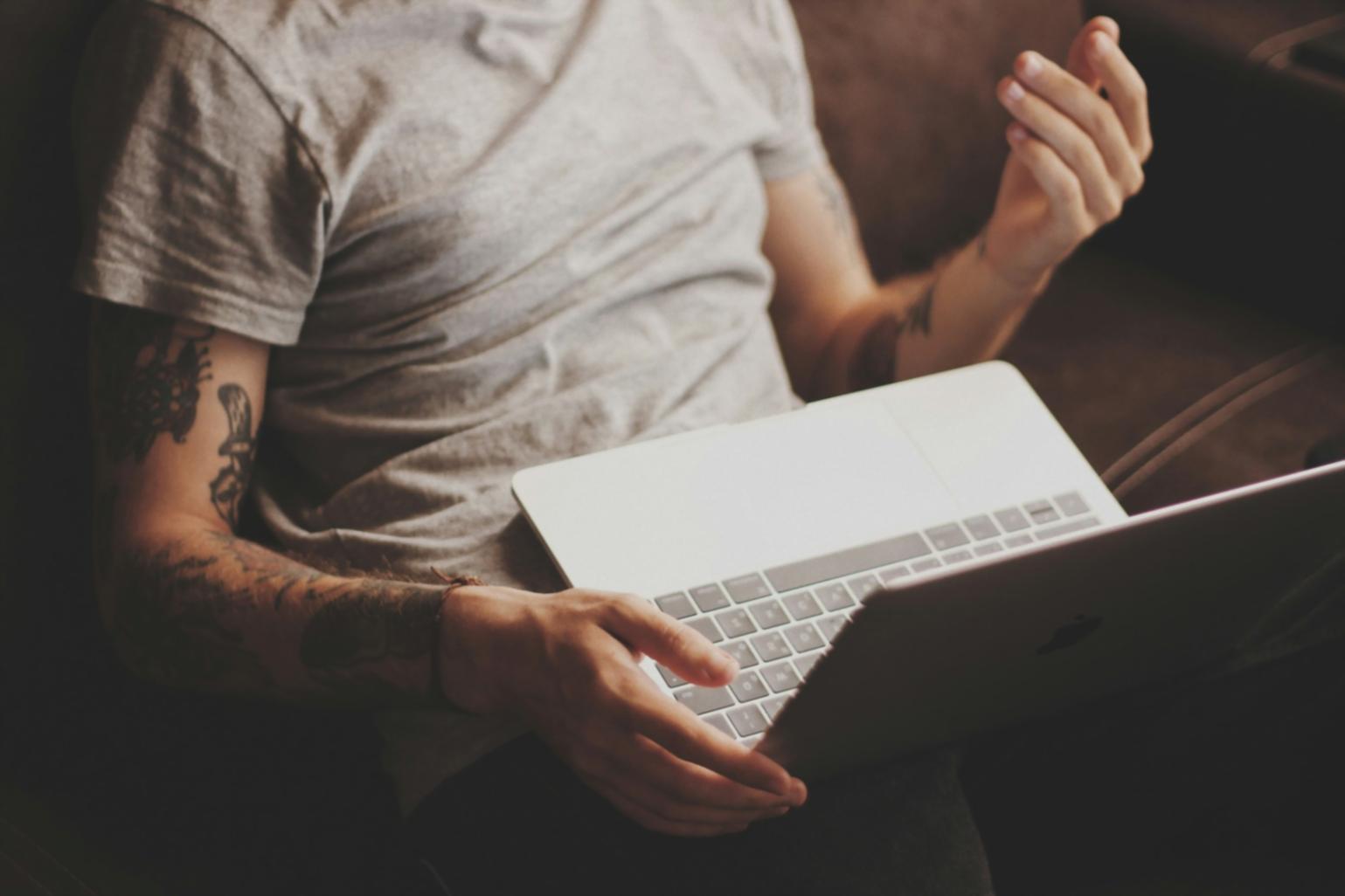 Person arbeitet an Finanzplanung mit Taschenrechner und Dokumenten