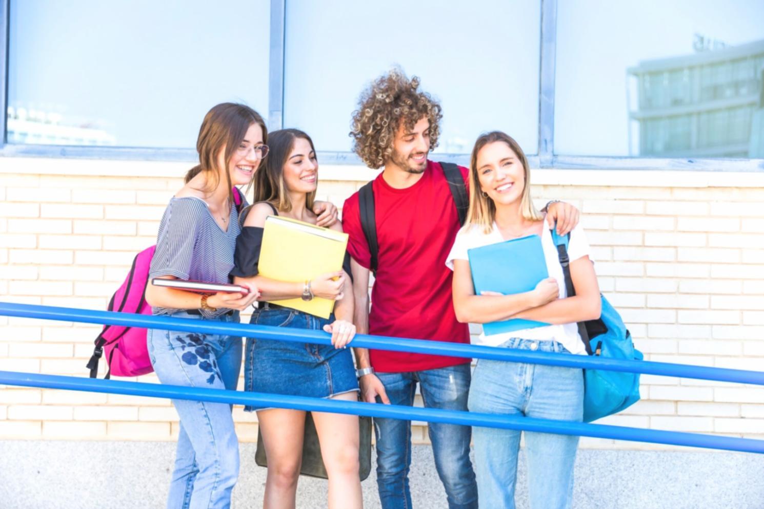 Strukturierte Finanzplanung mit Ordnern und Dokumenten